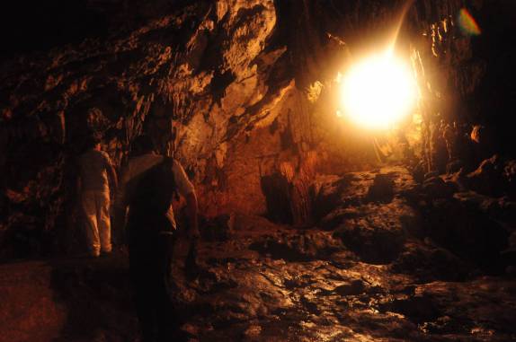 Caminhando com o Jairo na Caverna de Lanquin, na região de Semuc Champey, na Guatemala